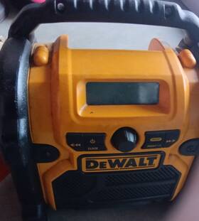 41-fn Dewalt 2018 Multi-port Boombox Charger Clock Usb Yellow Black Preset Buttons