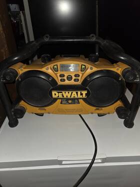 Dua58 Dewalt Portable Jobsite Boombox Am/fm Radio Clock Yellow Black