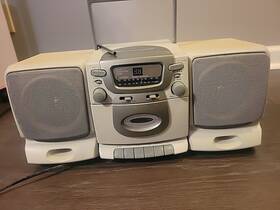 09115 Gpx Model No. Am/fm Portable Radio For Parts With Cd And Cassette Player