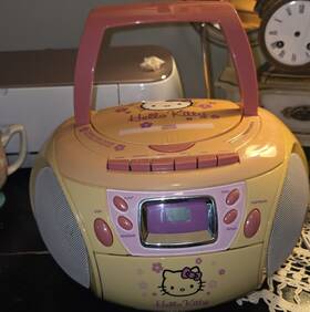 1852av01 Hello Kitty Boombox Cd Player Cassette Am/fm Radio Yellow Pink Aux