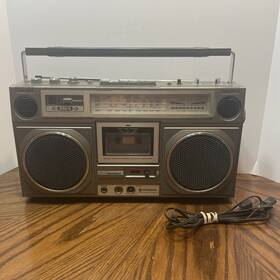 Trk-8020w Hitachi Boombox With Cord Radio Works