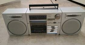 D8437 Magnavox Rare Vintage Cassette Boombox Detachable Speakers - Powers On