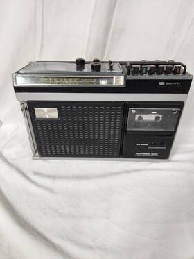 8704 Sampo Vintage All In One Portable Entertainment. Radio Cassette Deck Work