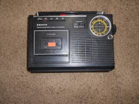 M2402-02 Sanyo Vintage Am Fm 2 Band Radio Cassette Recorder M2402-2