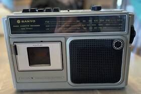 M2560lz Sanyo Vintage Model Radio Cassette Recorder Only Works Rare