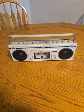 M7660 Sanyo Boom Box Read Description
